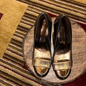 Beautiful gently worn leather and gold pumps. Snake skin detail with gold accent